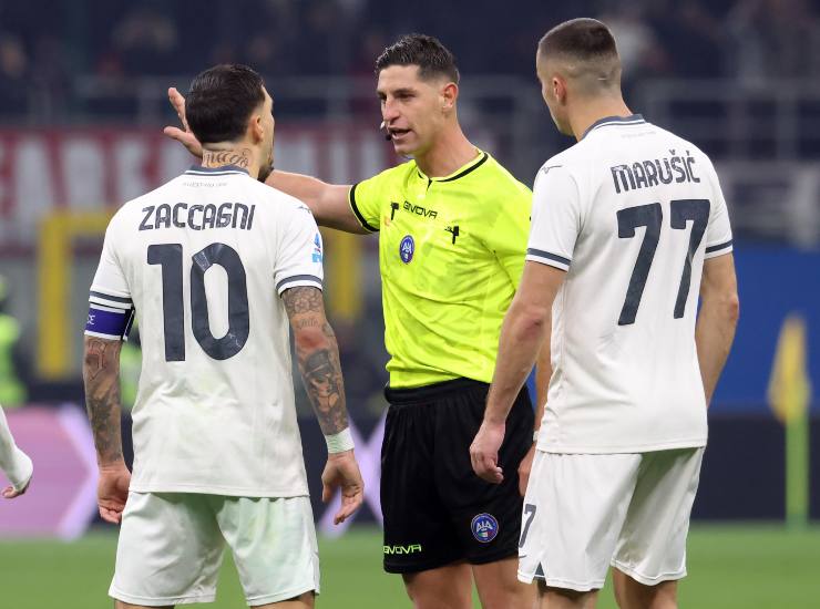 Zaccagni e Marusic a colloquio con l'arbitro