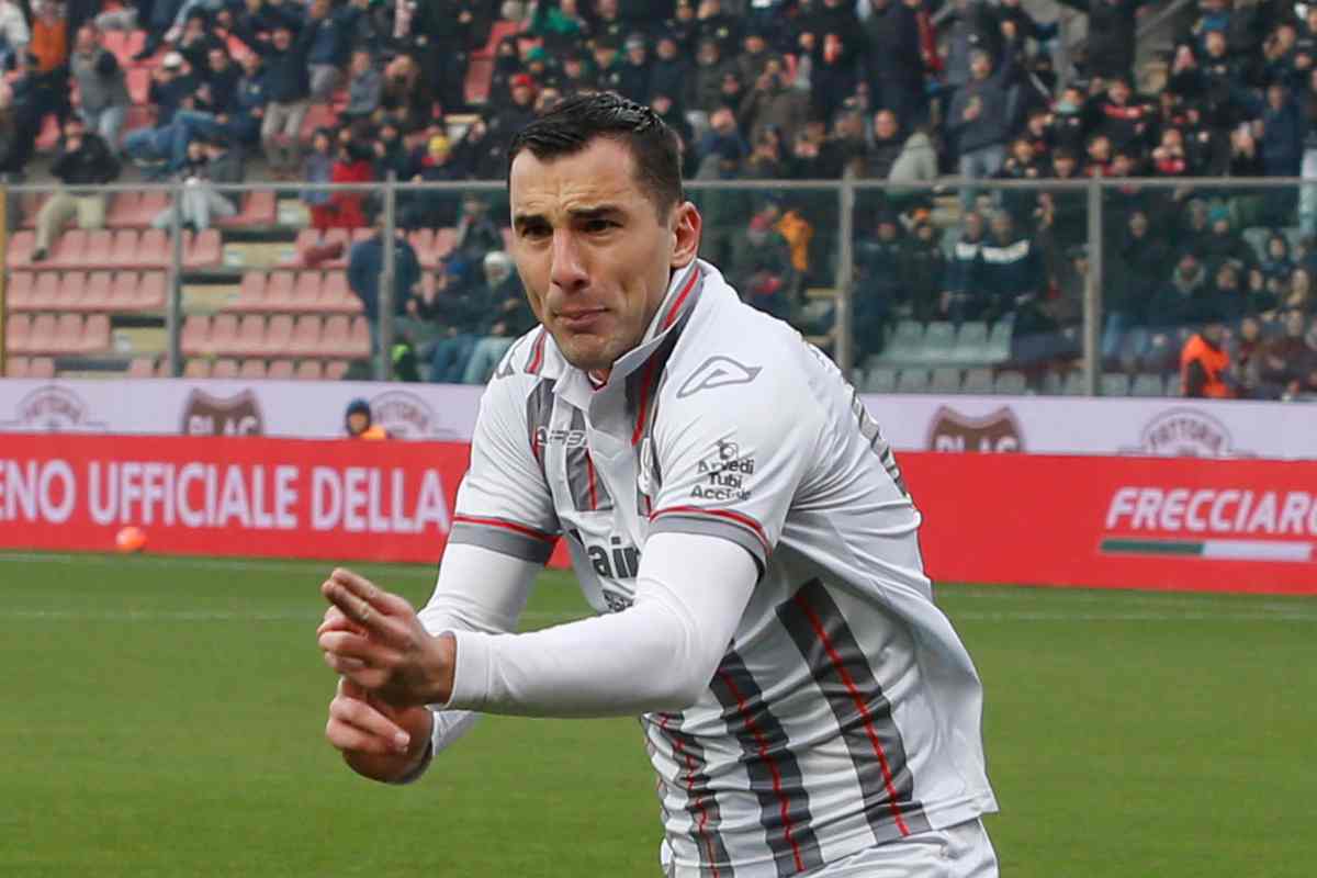 Bonazzoli esulta dopo il gol