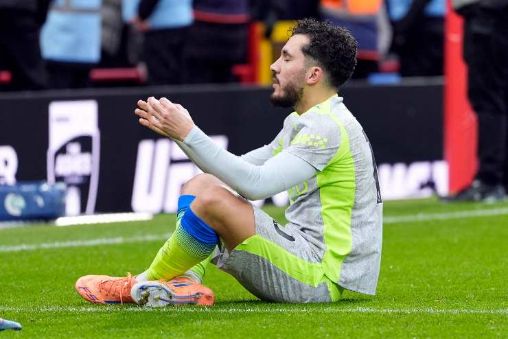 Cherki in ginocchio sul manto erboso