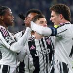 Openda esulta con il resto dei compagni