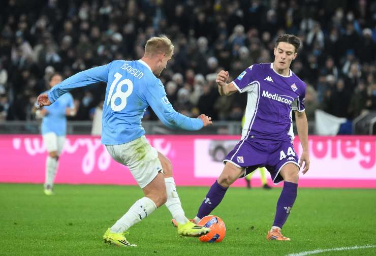 Isaksen intento a dribblare Fagioli