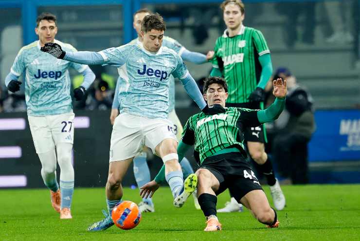 Kenan Yildiz a contatto con un giocatore del Sassuolo