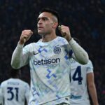 Lautaro Martinez festeggia con i suoi tifosi