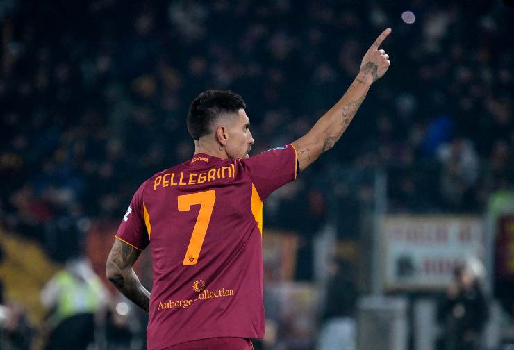 Lorenzo Pellegrini indica i suoi tifosi
