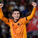 Matias Soulé alza le braccia verso l'alto