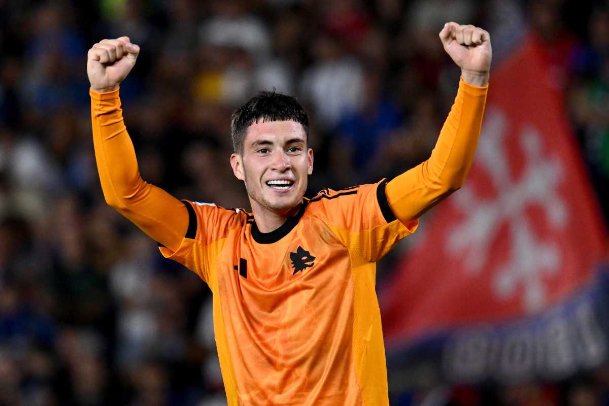 Matias Soulé alza le braccia verso l'alto