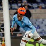 Noslin colpisce il pallone di testa