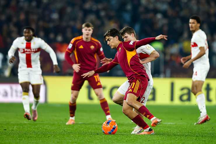 Paulo Dybala prova a dribblare il suo diretto marcatore