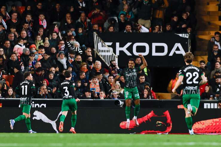 Diangana dell'Elche esulta dopo un gol