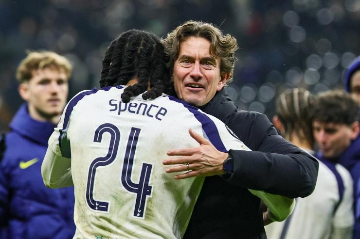 Frank abbracciato da Spence