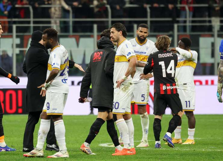 I giocatori del Lecce dopo la sconfitta con il Milan