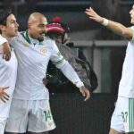 Malen esulta con i compagni