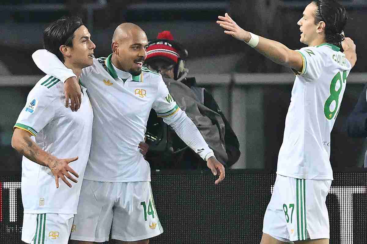 Malen esulta con i compagni