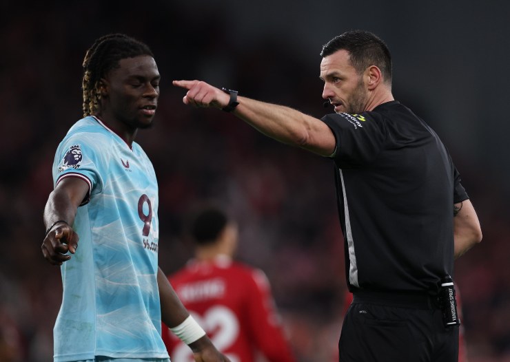 Ugochukwu a colloquio con l'arbitro