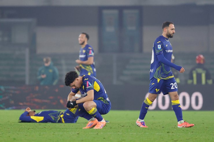 I giocatori del Verona sconsolati dopo il ko con l'Udinese