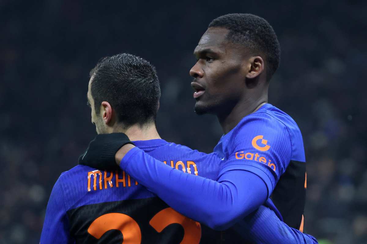 Bonny e Mkhitaryan si abbracciano