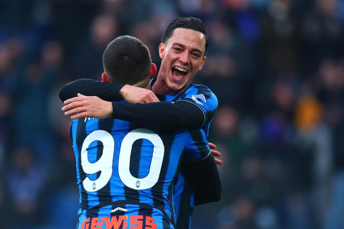 Raspadori esulta assieme a Krstovic