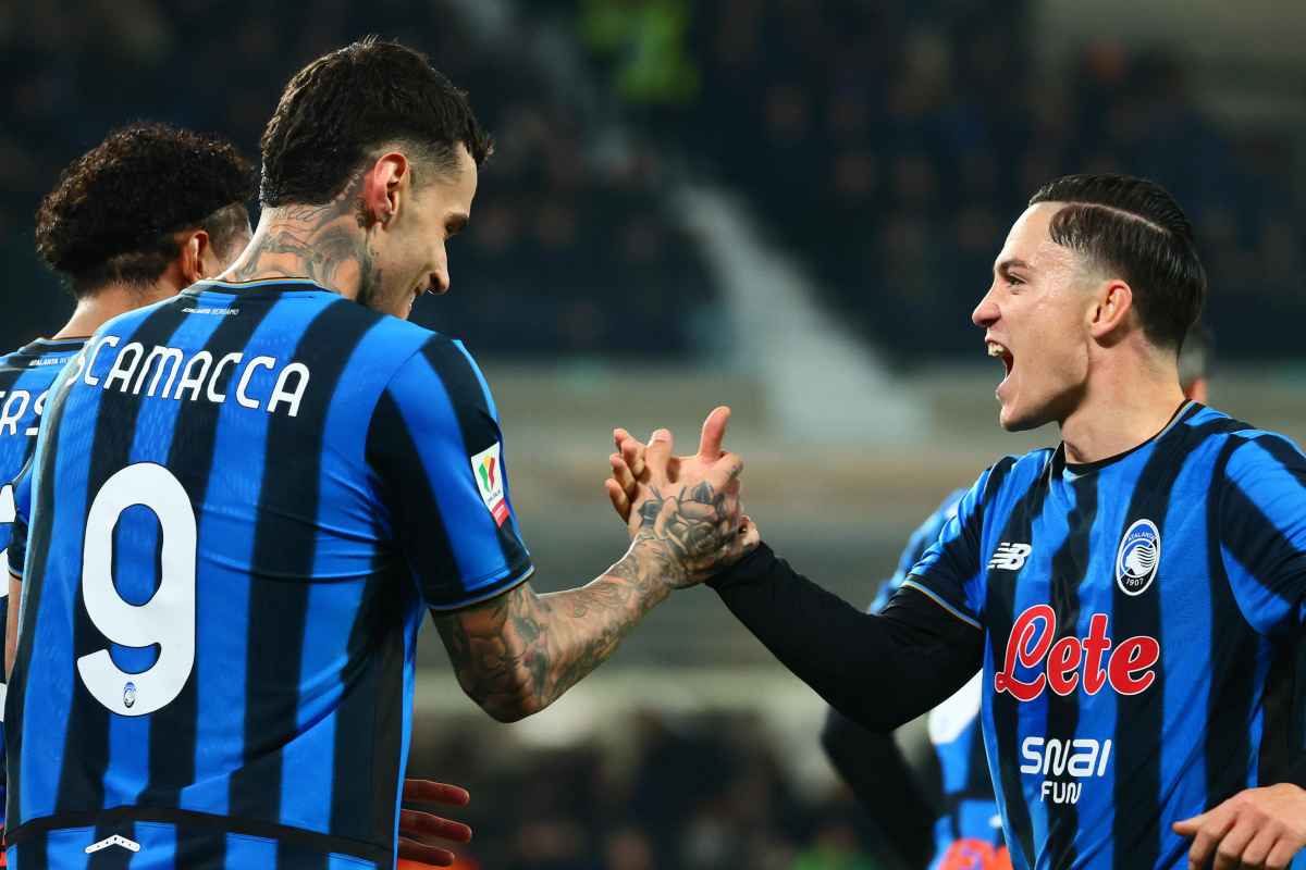 Scamacca si congratula con Raspadori