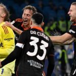 Butez festeggiato dai compagni