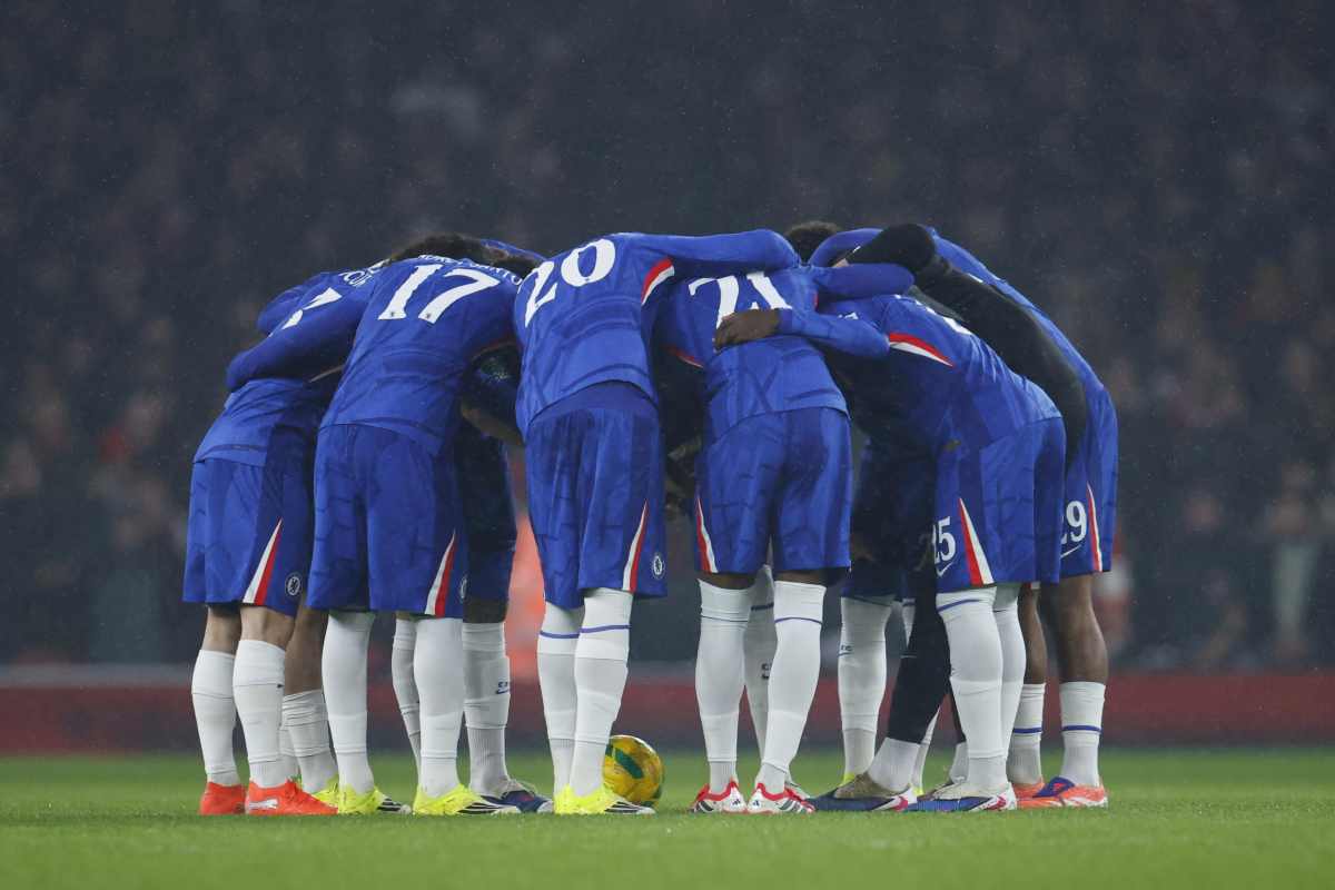I giocatori del Chelsea in cerchio