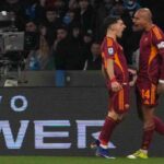 Malen esulta dopo il gol al Napoli