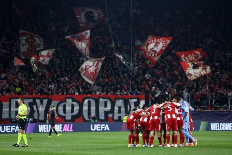I giocatori dell'Olympiacos in cerchio
