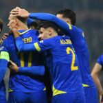 Dzeko abbracciato dai suoi compagni