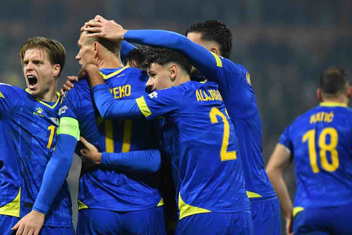 Dzeko abbracciato dai suoi compagni