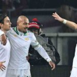 Dybala e Malen si abbracciano