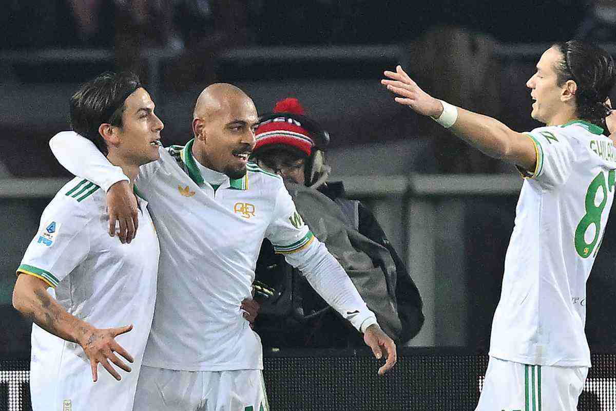 Dybala e Malen si abbracciano