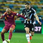 Malen cerca di svincolarsi dalla pressione avversaria