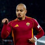 L'esultanza di Malen dopo il gol