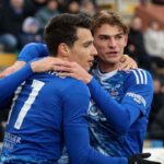 Nico Paz abbracciato dai suoi compagni di squadra