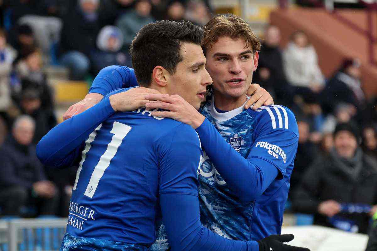 Nico Paz abbracciato dai suoi compagni di squadra