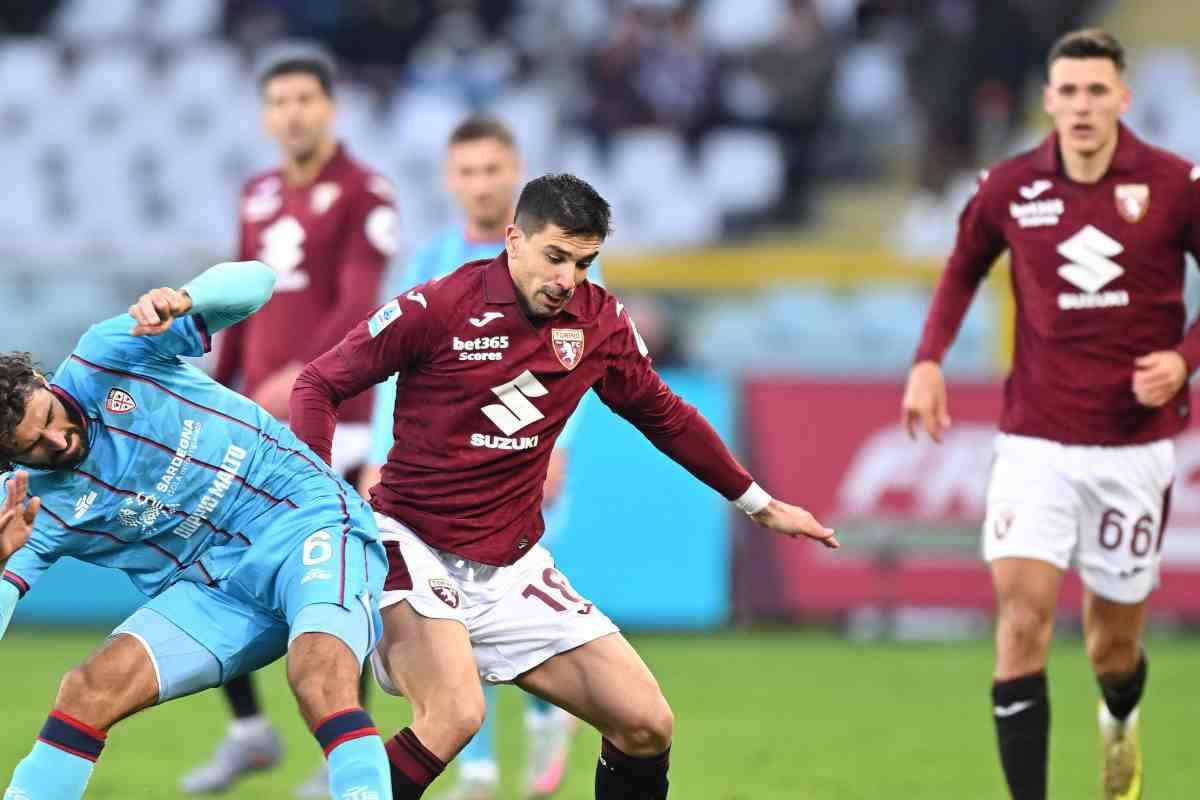 Simeone prova ad eludere l'intervento avversario