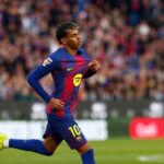 Yamal esulta mostrando la maglietta