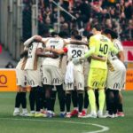 I giocatori del Lens in cerchio