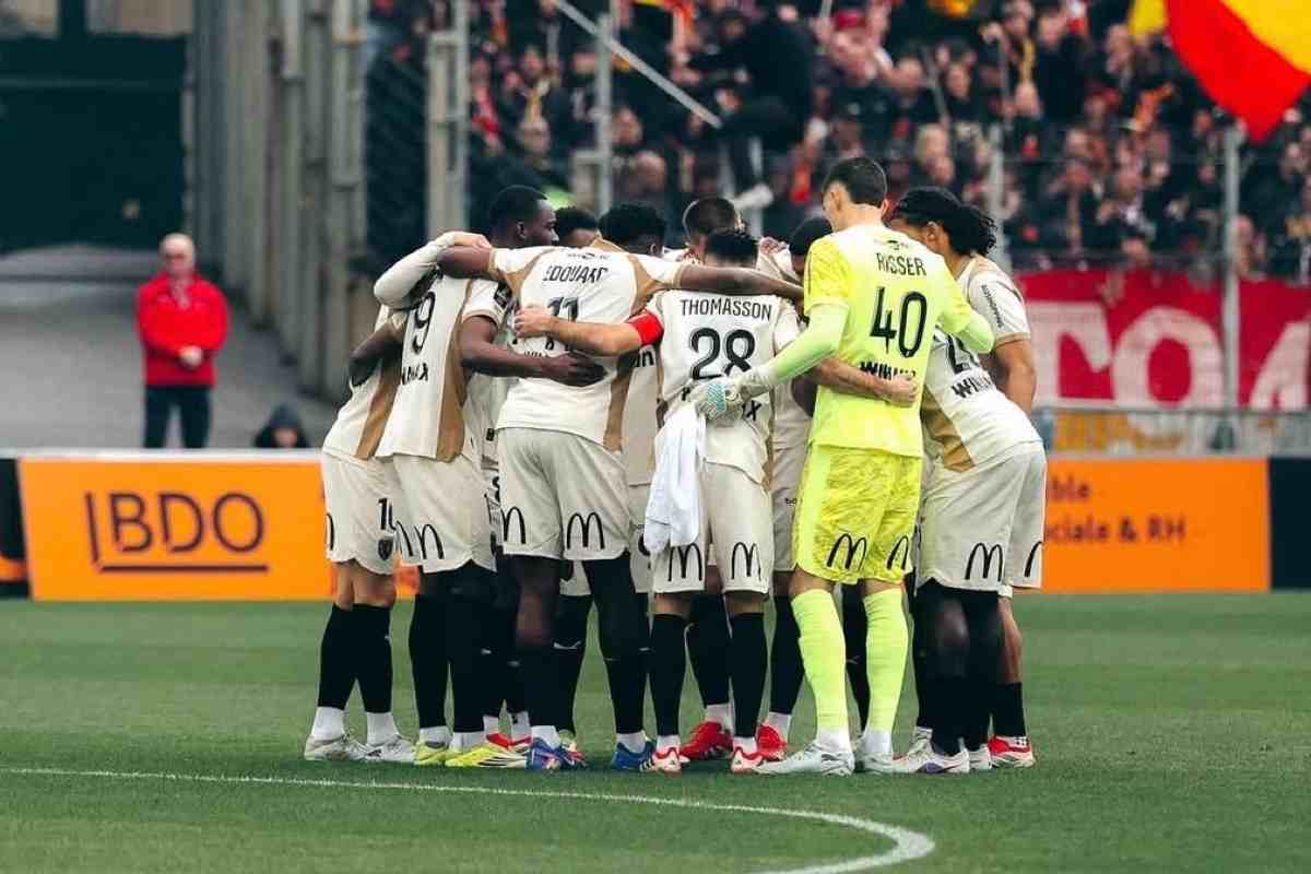 I giocatori del Lens in cerchio