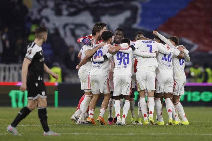 I giocatori del Lione in cerchio