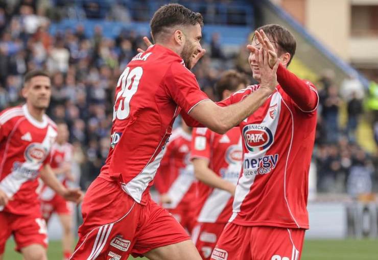 Cella esulta con un compagno