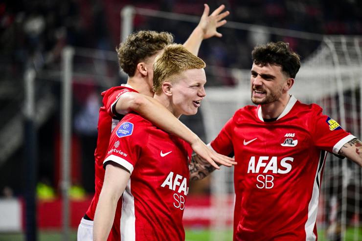 Mijnans festeggiato dai compagni