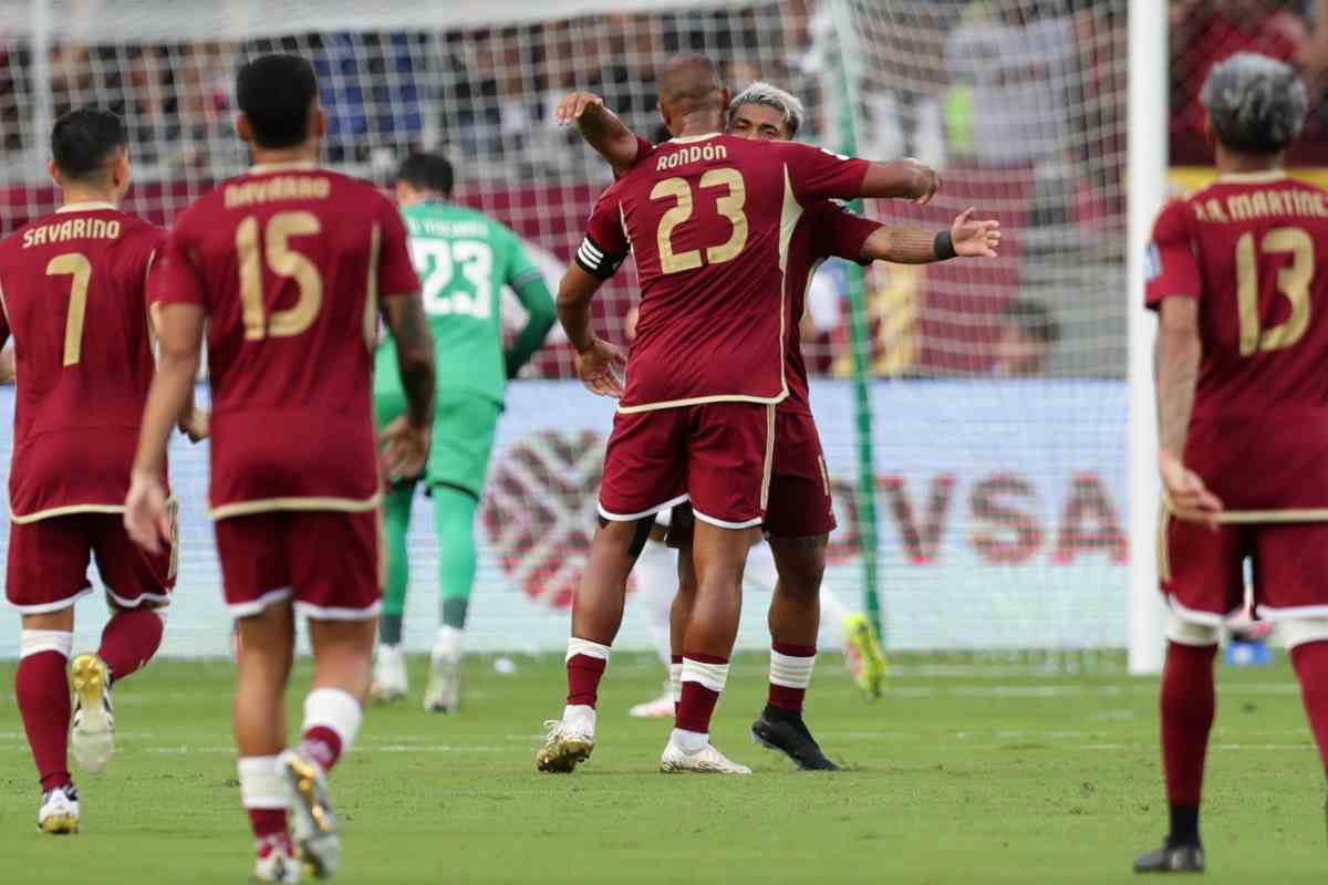 Rondon esulta dopo un gol