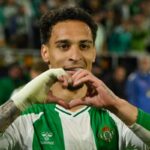 Antony esulta dopo il gol