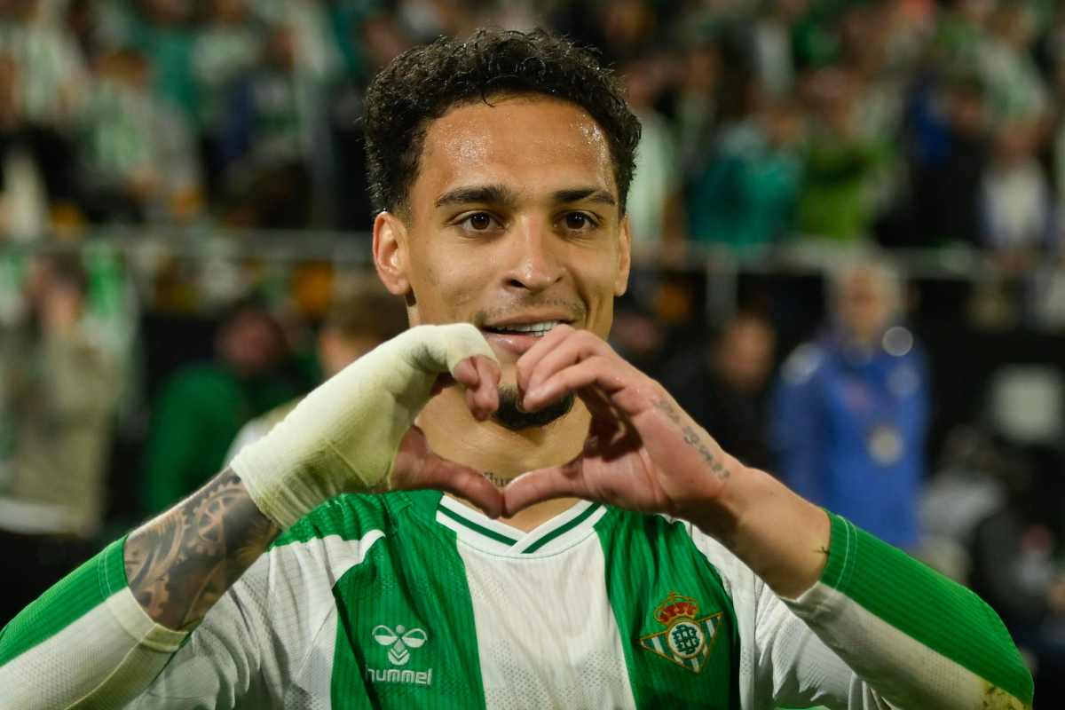 Antony esulta dopo il gol