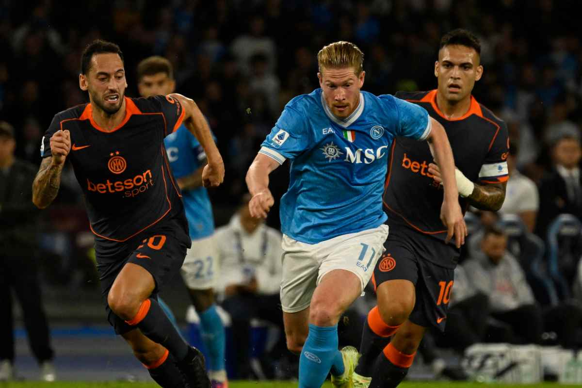 De Bruyne prova a sgusciare dalla pressione avversaria