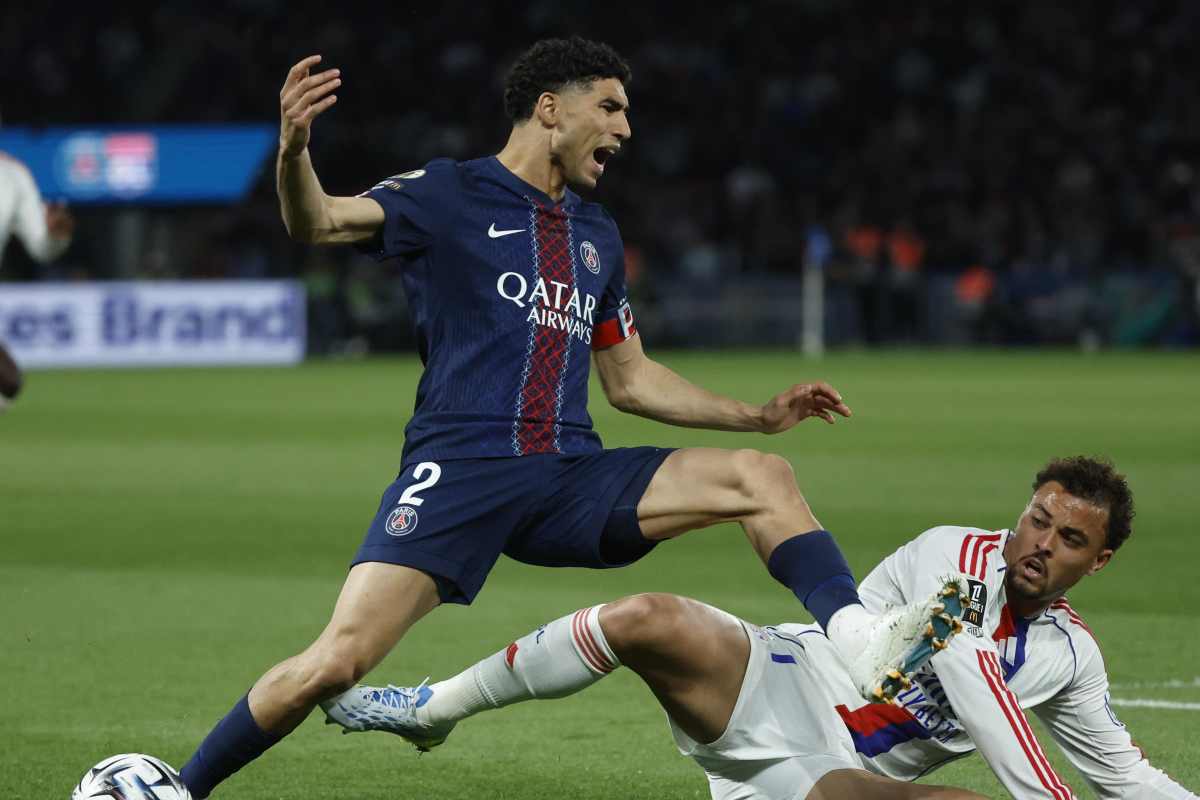 Hakimi a contatto con l'avversario