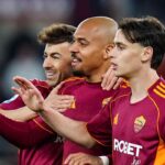 Malen esulta con i suoi compagni