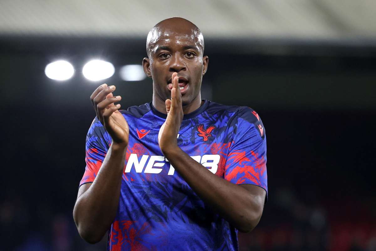 Mateta applaude prima del match