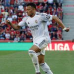 Mbappé prova a saltare l'uomo