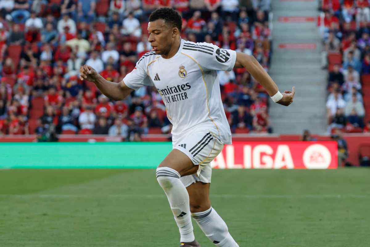 Mbappé prova a saltare l'uomo